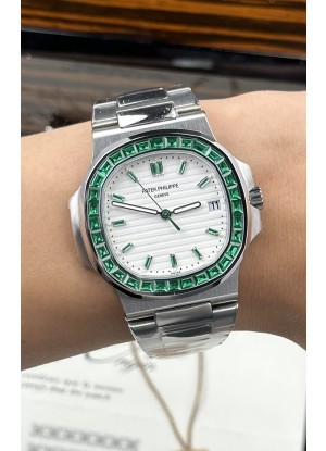 Reloj Patek Philippe Nautilus 5723 con esfera blanca y rubíes verdes, superclon
