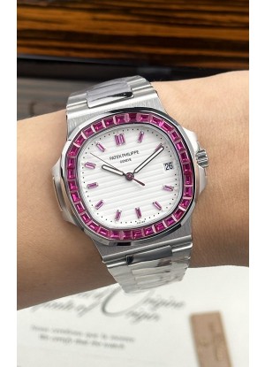 Reloj Patek Philippe Nautilus 5723 con esfera blanca y rubíes verdes, superclon