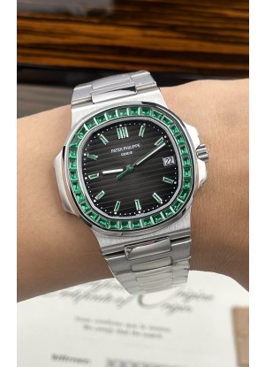 Reloj Patek Philippe Nautilus 5723 con esfera negra y rubíes rojos, superclon