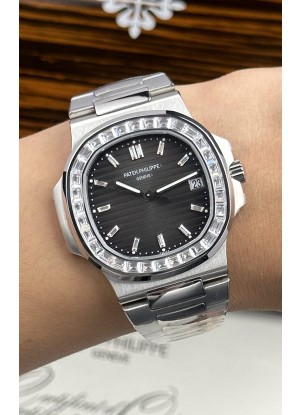 Reloj Patek Philippe Nautilus 5723 con esfera negra y zafiros blancos, superclon
