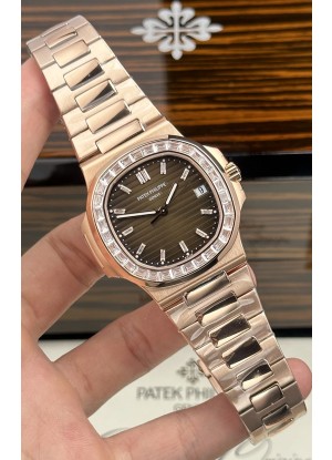 Reloj Patek Philippe Nautilus 5723 con esfera marrón y oro rosa, superclon