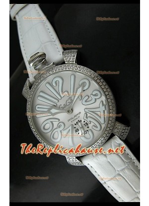 Reloj manual japonés GaGa Milano con esfera metálica y bisel diamante