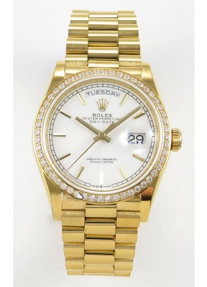 Reloj Rolex Day Date 128348 de oro amarillo con esfera blanca y bisel con diamantes, réplica exacta