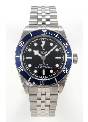 Reloj Tudor Black Bay 41 con esfera negra y bisel azul, superclon del Jubilee