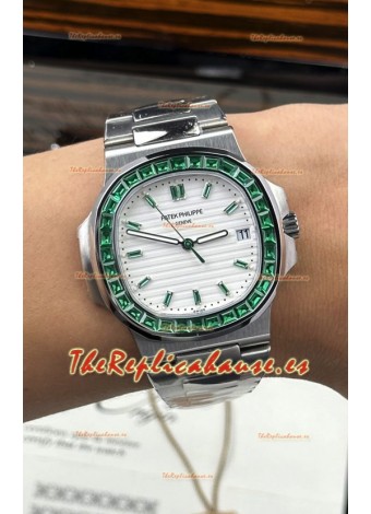 Reloj Patek Philippe Nautilus 5723 con esfera blanca y rubíes verdes, superclon