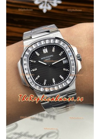 Reloj Patek Philippe Nautilus 5723 con esfera negra y zafiros blancos, superclon