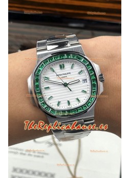 Reloj Patek Philippe Nautilus 5723 con esfera blanca y rubíes verdes, superclon