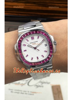 Reloj Patek Philippe Nautilus 5723 con esfera blanca y rubíes verdes, superclon